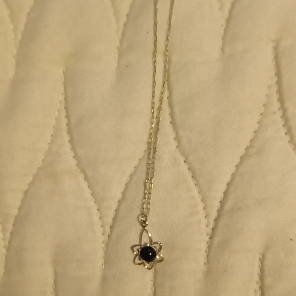 Elegant Sterling silver Flower Pendant Necklace - Picture 2 of 2
